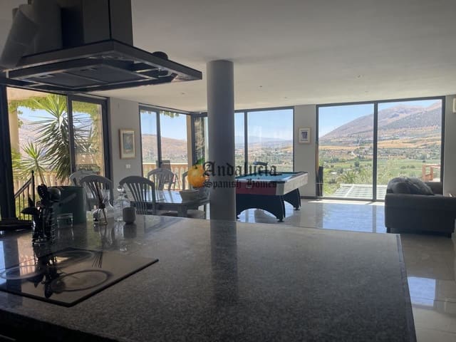 5 soveværelse Villa til salg i Loja med swimmingpool garage - € 380.000 (Ref: 8428325)