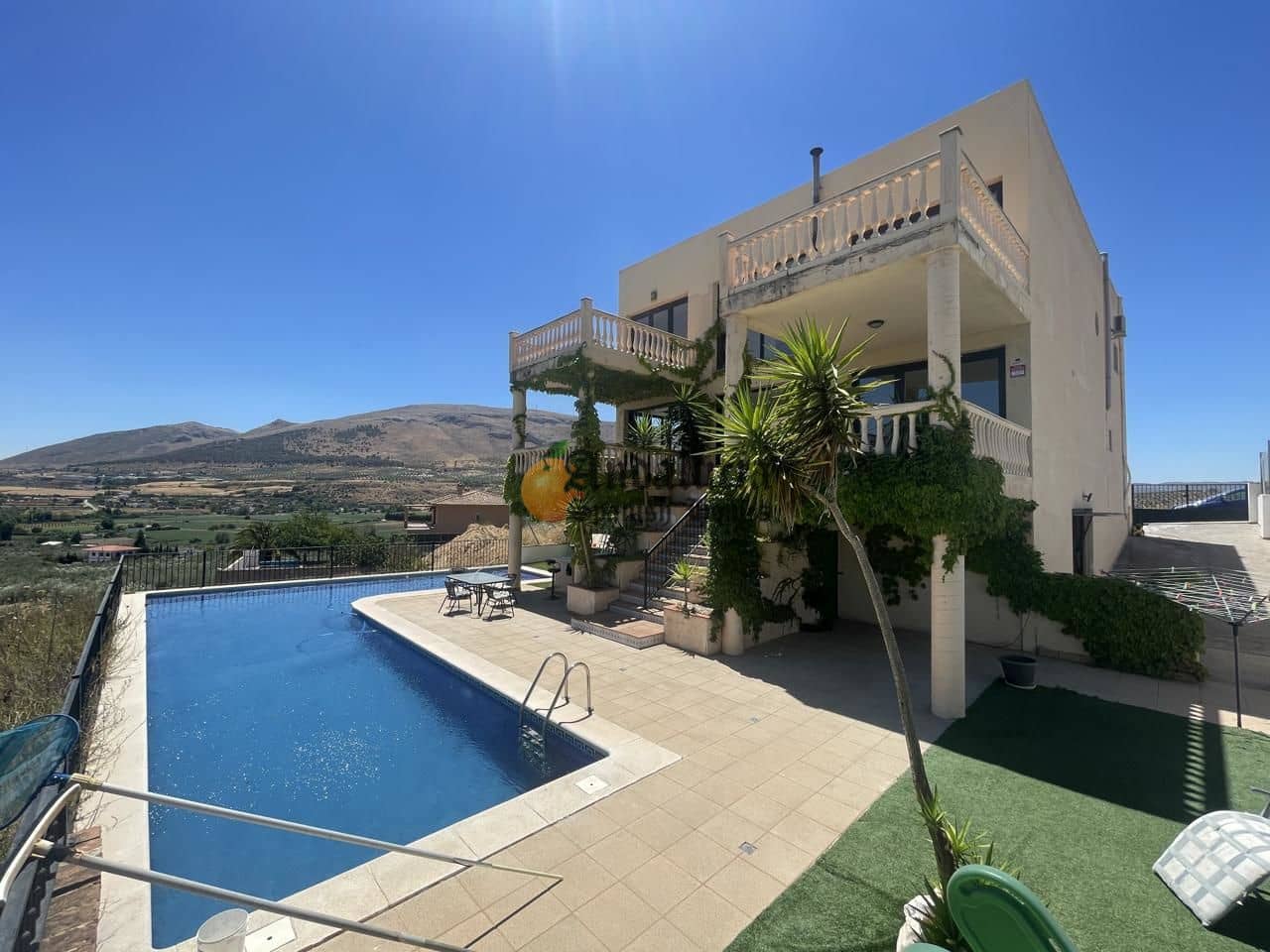 5 soveværelse Villa til salg i Loja med swimmingpool garage - € 380.000 (Ref: 8428325)