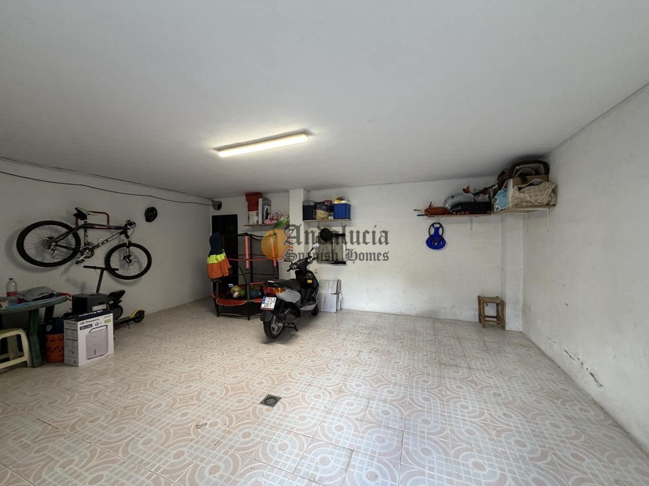 4 bedroom Villa for sale in Las Gabias with garage - € 180,000 (Ref: 9844459)