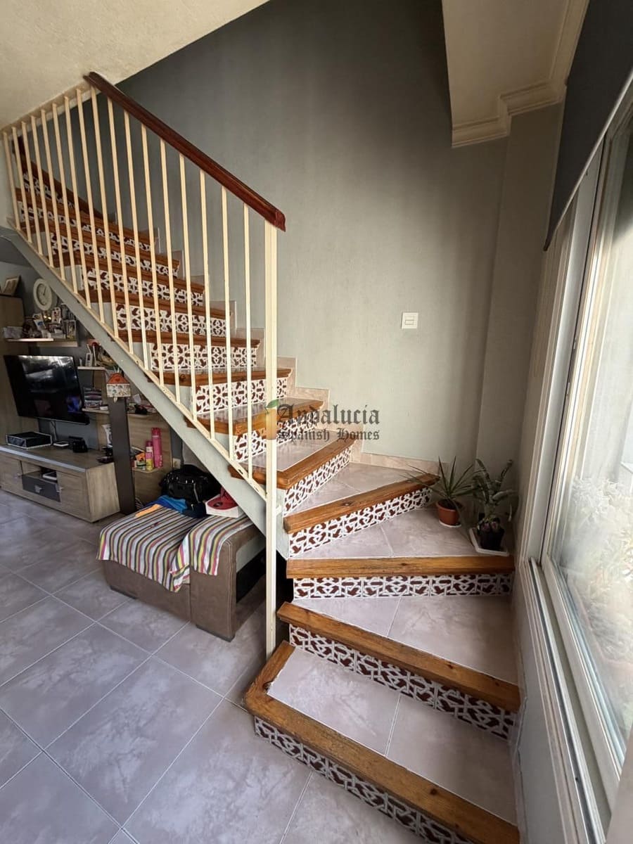 4 bedroom Villa for sale in Las Gabias with garage - € 180,000 (Ref: 9844459)