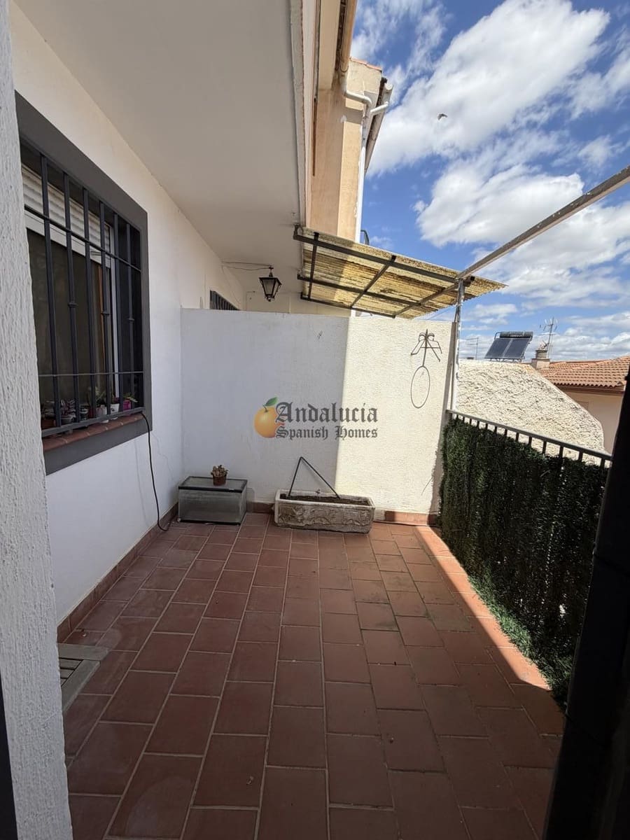 4 bedroom Villa for sale in Las Gabias with garage - € 180,000 (Ref: 9844459)
