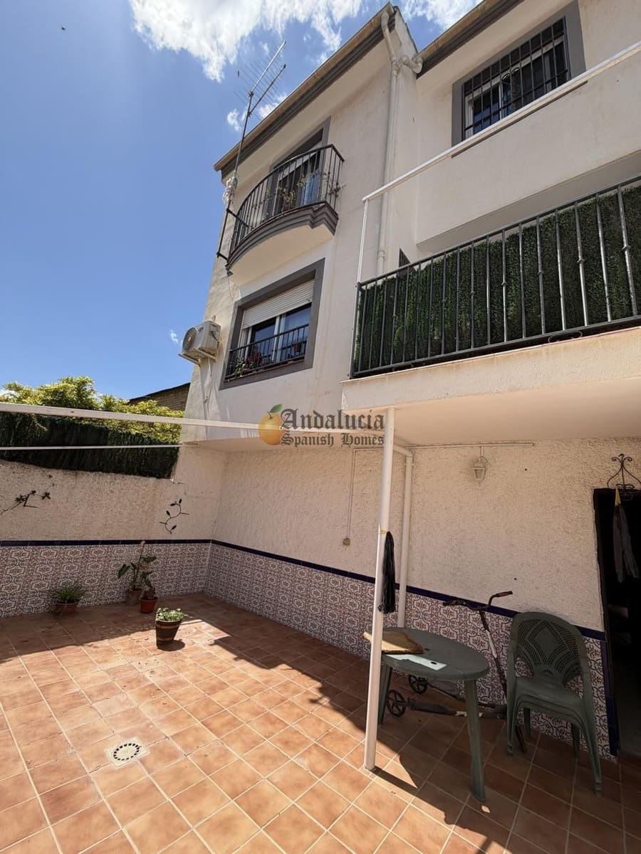 4 bedroom Villa for sale in Las Gabias with garage - € 180,000 (Ref: 9844459)