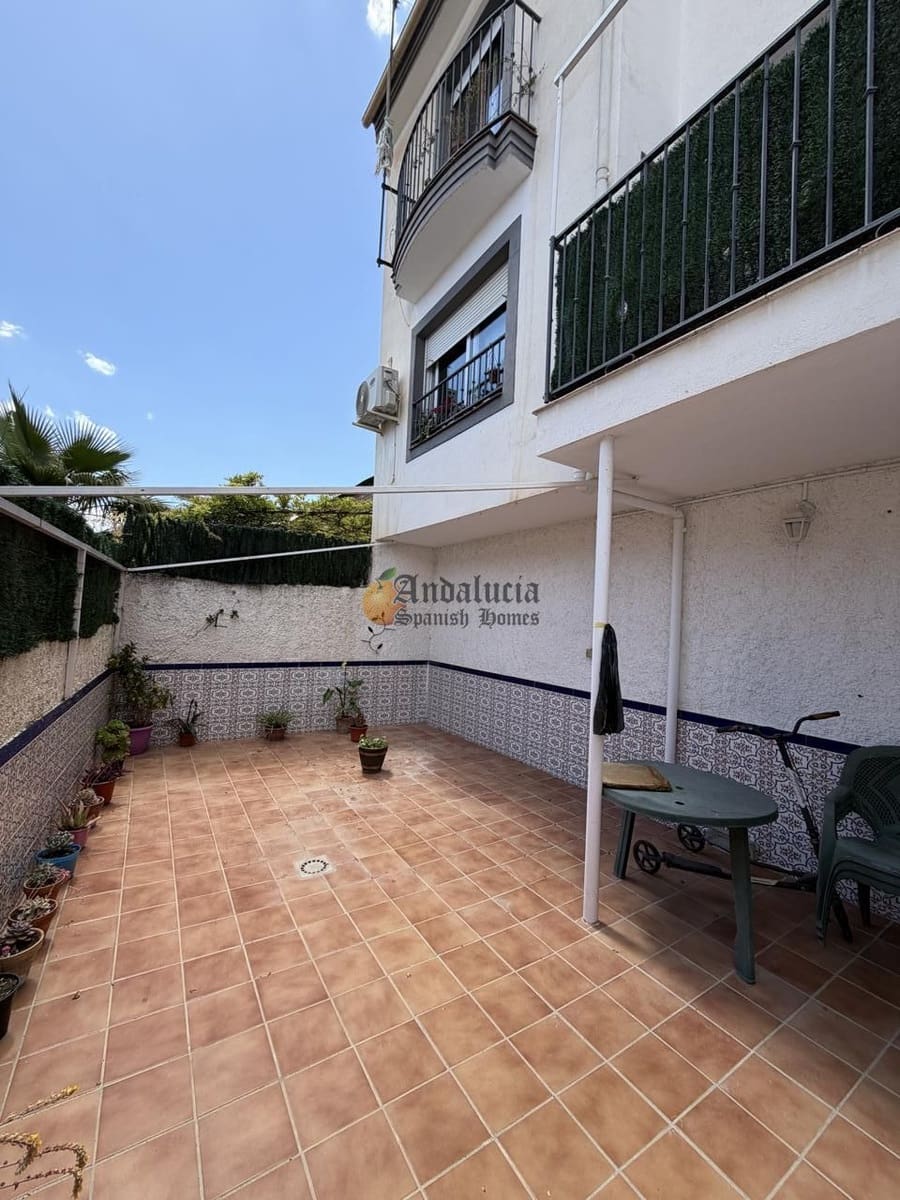 4 bedroom Villa for sale in Las Gabias with garage - € 180,000 (Ref: 9844459)
