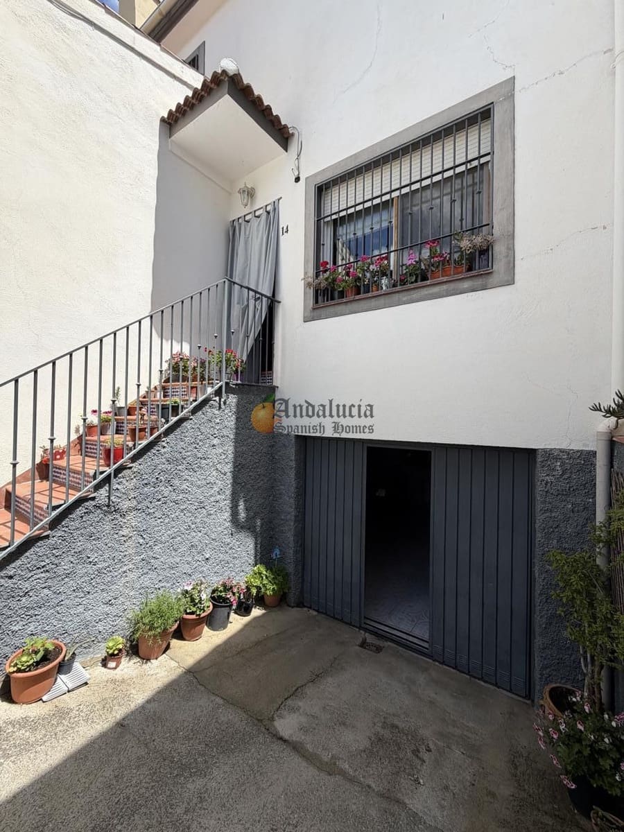 4 bedroom Villa for sale in Las Gabias with garage - € 180,000 (Ref: 9844459)