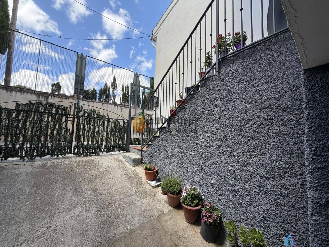 4 bedroom Villa for sale in Las Gabias with garage - € 180,000 (Ref: 9844459)