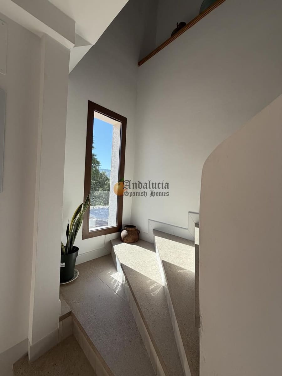 5 bedroom Villa for sale in Montefrio with pool - € 520,000 (Ref: 9869801)