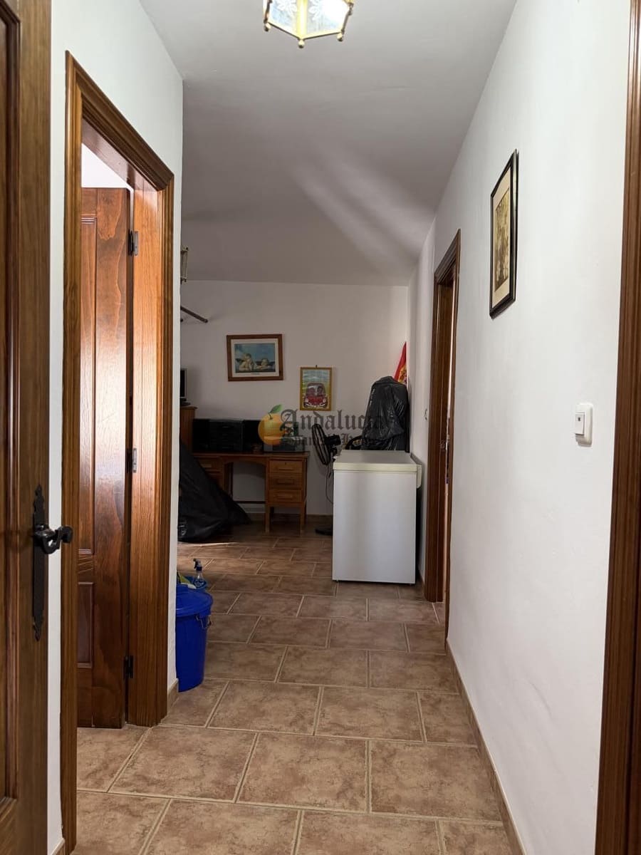 4 bedroom Villa for sale in Montefrio with garage - € 210,000 (Ref: 9916361)