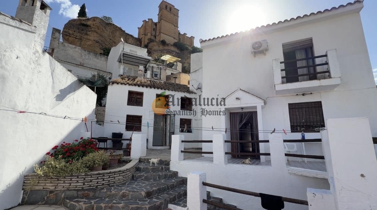 4 bedroom Villa for sale in Montefrio with garage - € 210,000 (Ref: 9916361)