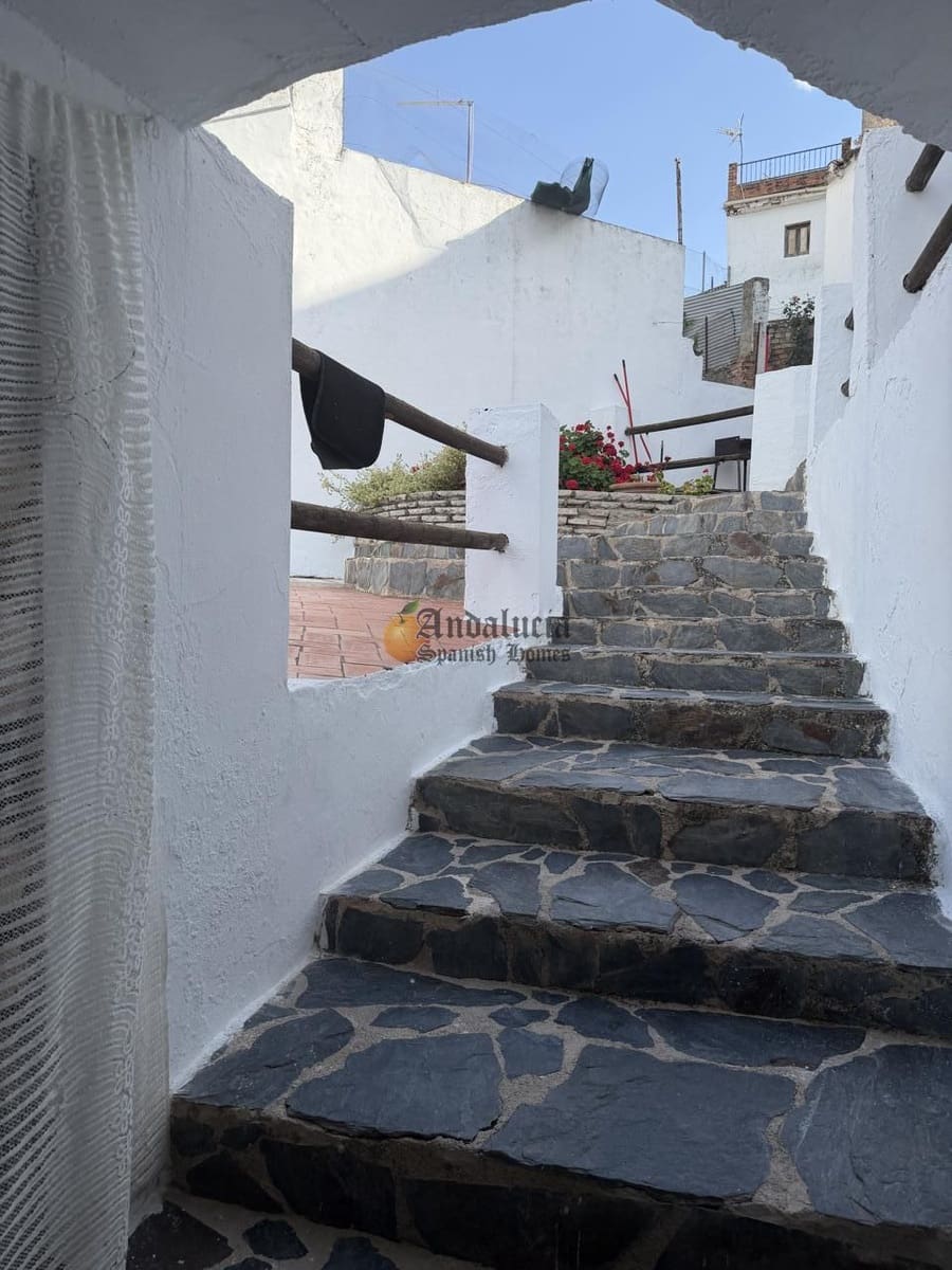 4 bedroom Villa for sale in Montefrio with garage - € 210,000 (Ref: 9916361)