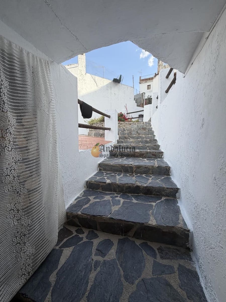 4 bedroom Villa for sale in Montefrio with garage - € 210,000 (Ref: 9916361)