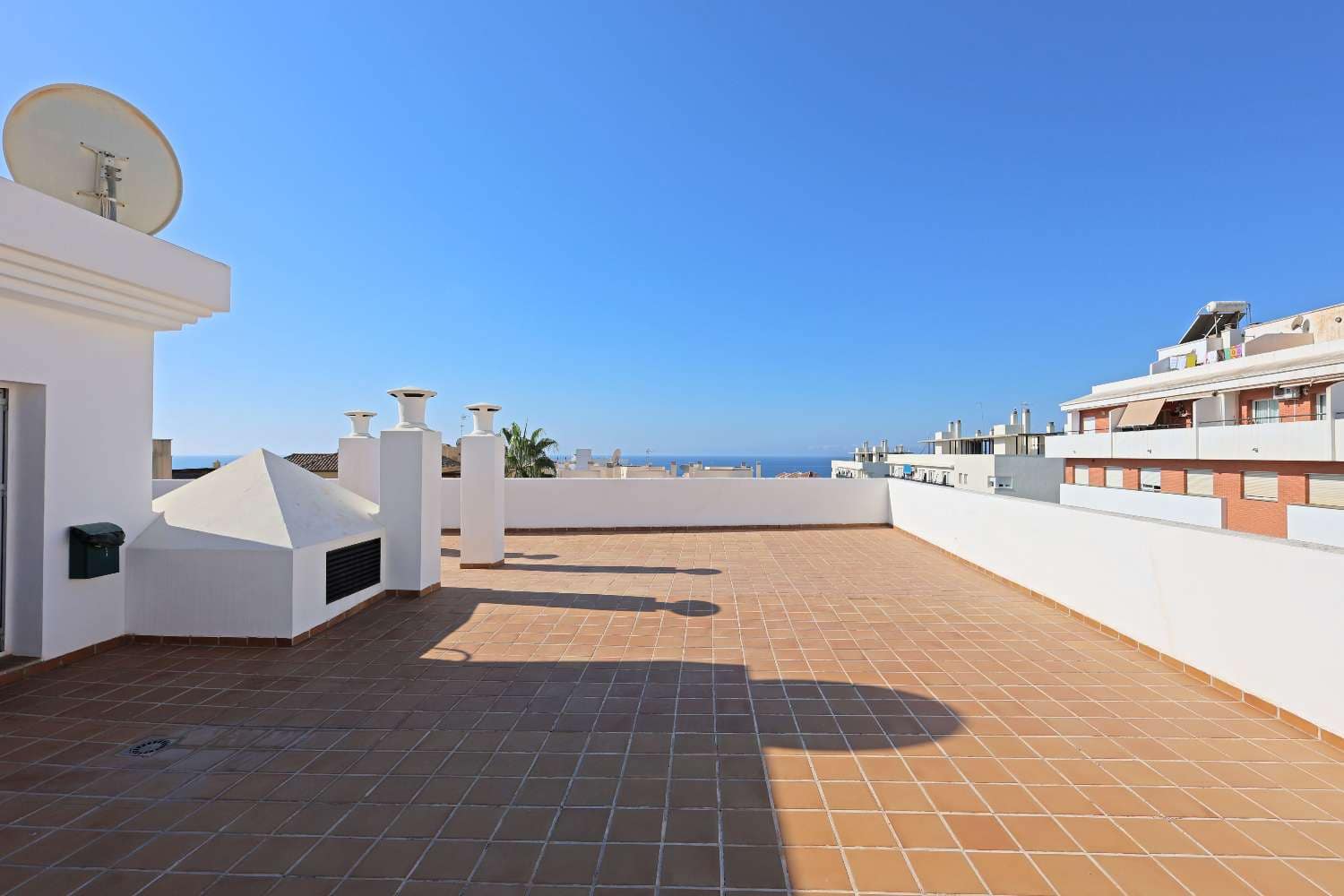 2 sovrum Strandlägenhet till salu i Nerja med pool - 369 000 € (Ref: 10097494)