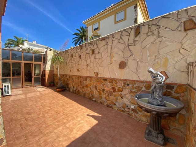 4 slaapkamer Villa te koop in Nerja met zwembad - € 559.900 (Ref: 6380388)