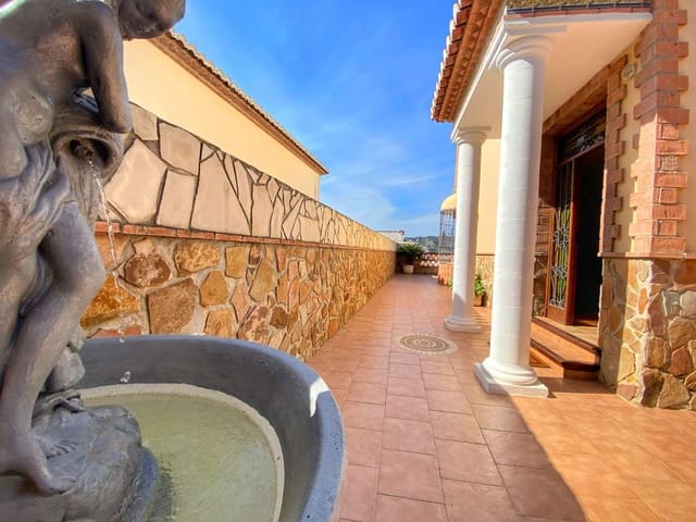 4 slaapkamer Villa te koop in Nerja met zwembad - € 559.900 (Ref: 6380388)