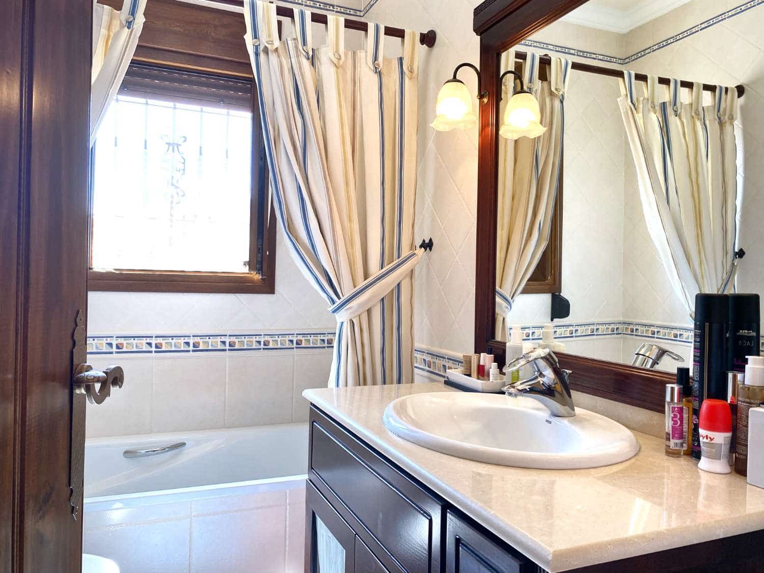 4 soveværelse Villa til salg i Nerja med swimmingpool - € 559.900 (Ref: 6380388)