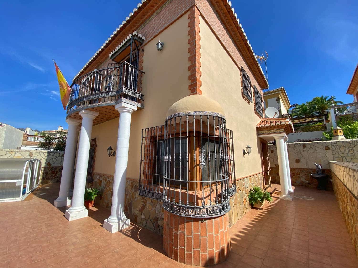 4 soveværelse Villa til salg i Nerja med swimmingpool - € 559.900 (Ref: 6380388)