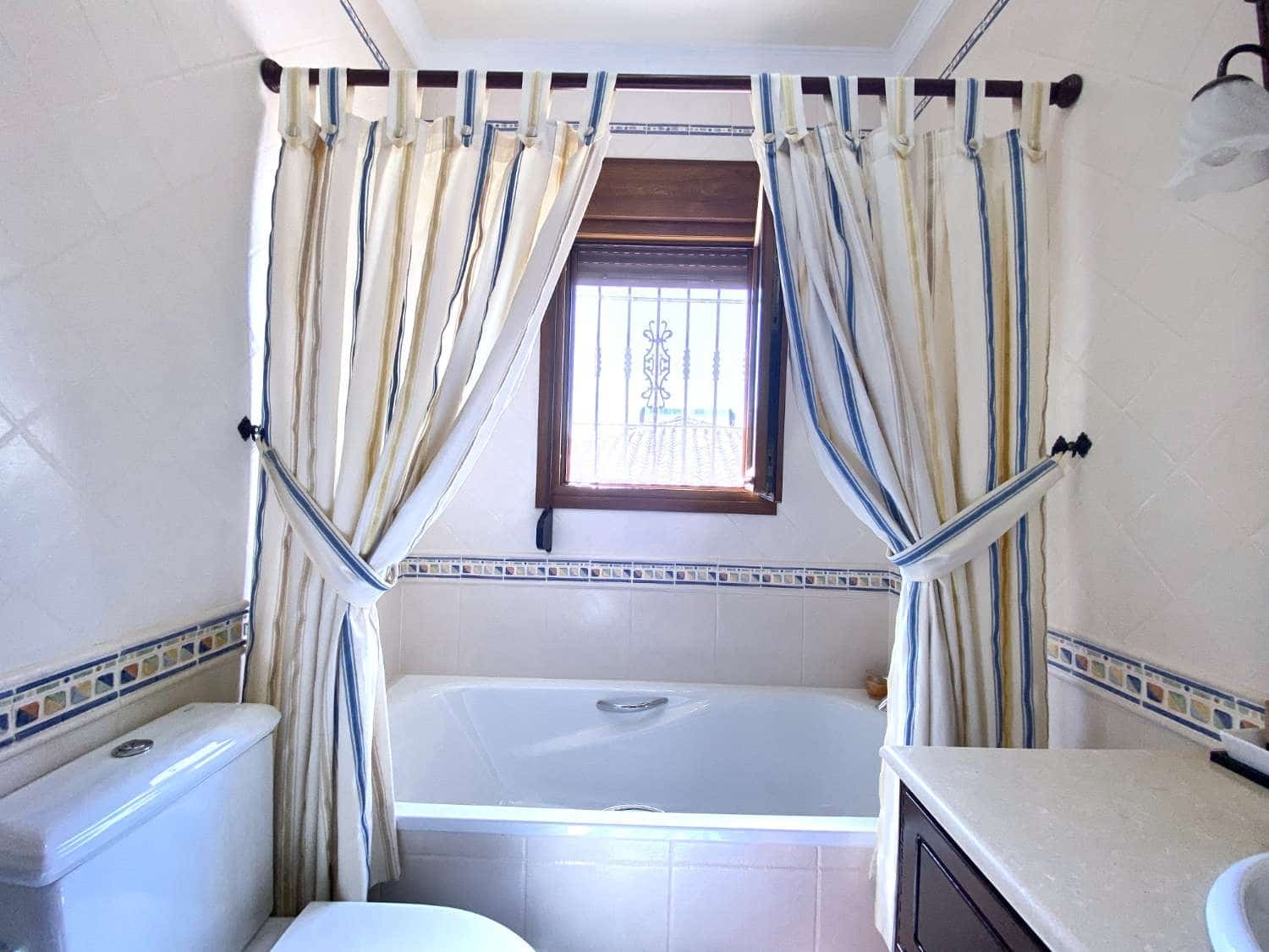 4 soveværelse Villa til salg i Nerja med swimmingpool - € 559.900 (Ref: 6380388)