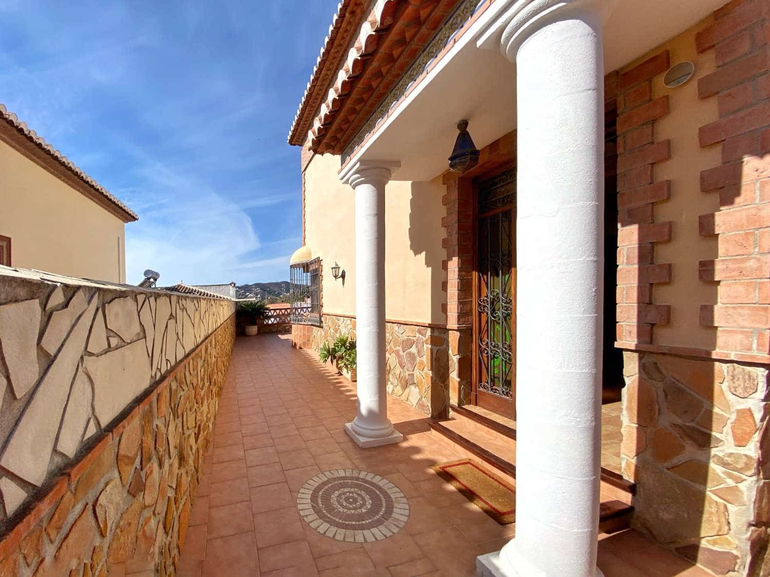 4 soveværelse Villa til salg i Nerja med swimmingpool - € 559.900 (Ref: 6380388)