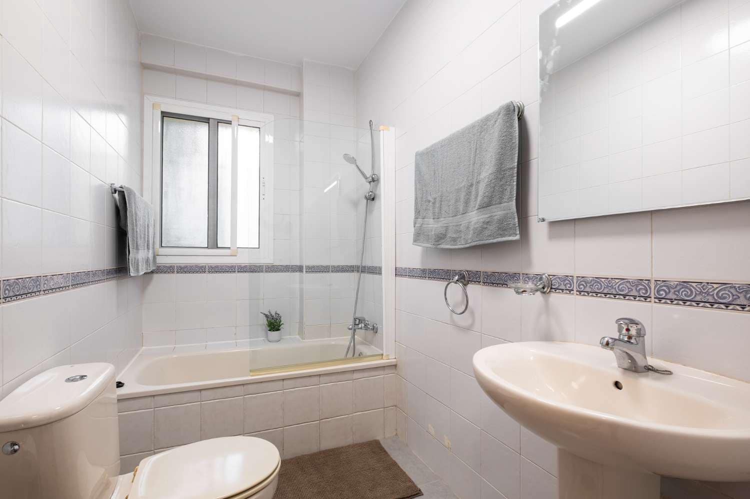 2 soveværelse Strandlejlighed til salg i Nerja med swimmingpool - € 279.000 (Ref: 9751565)