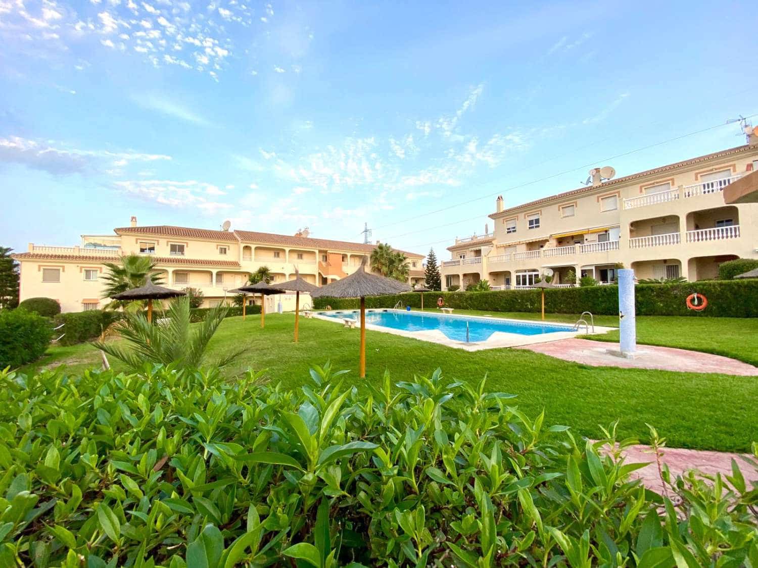 2 soveværelse Strandlejlighed til salg i Torrox Park med swimmingpool - € 235.000 (Ref: 9833186)
