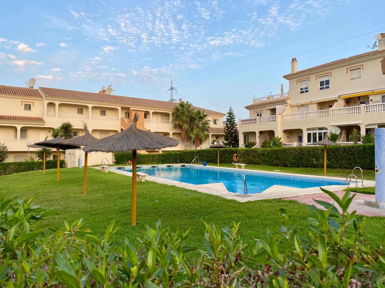 2 soveværelse Strandlejlighed til salg i Torrox Park med swimmingpool - € 235.000 (Ref: 9833186)