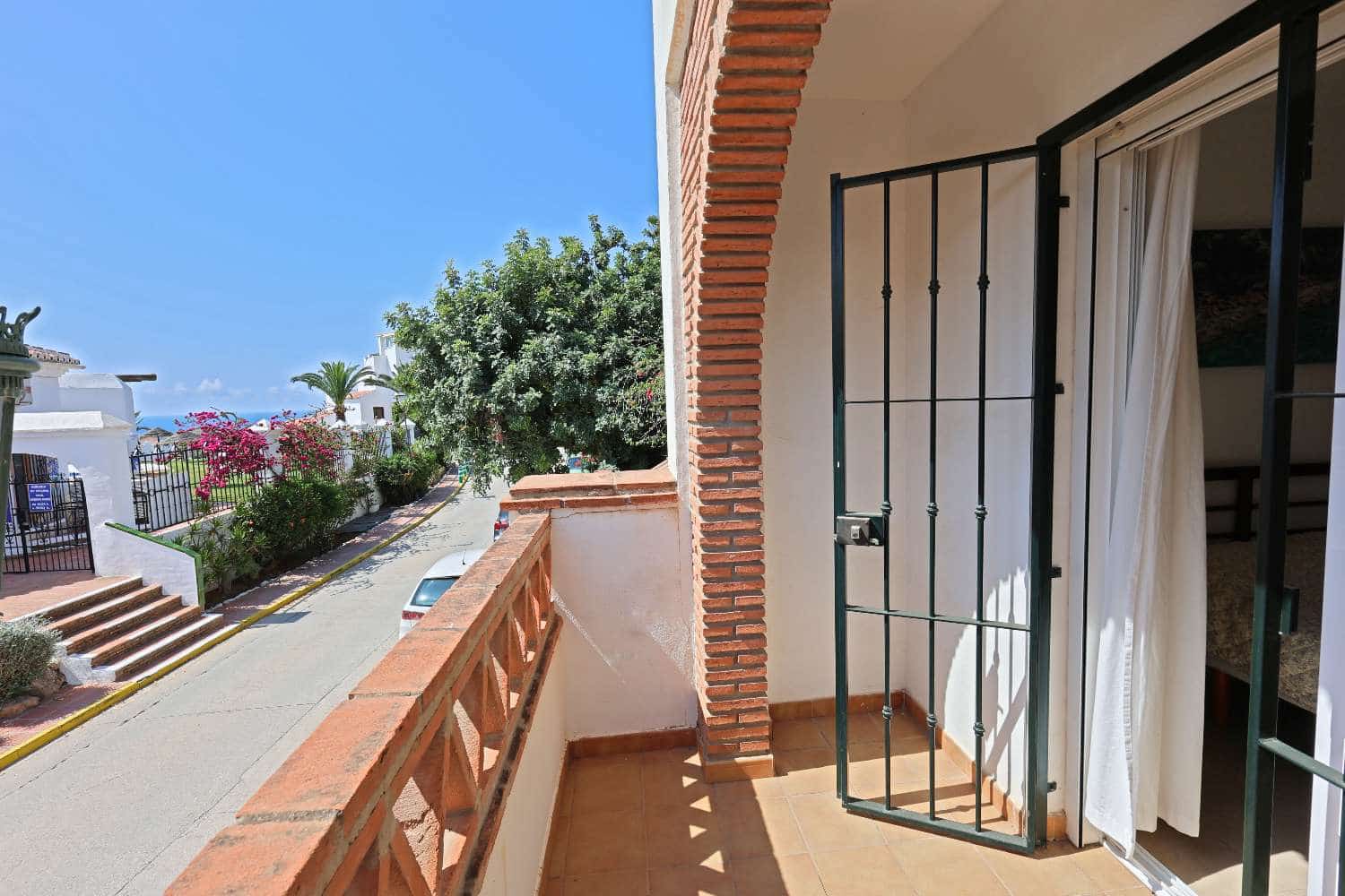 2 bedroom Beach Apartment for sale in Nerja with pool - € 349,000 (Ref: 9833188)