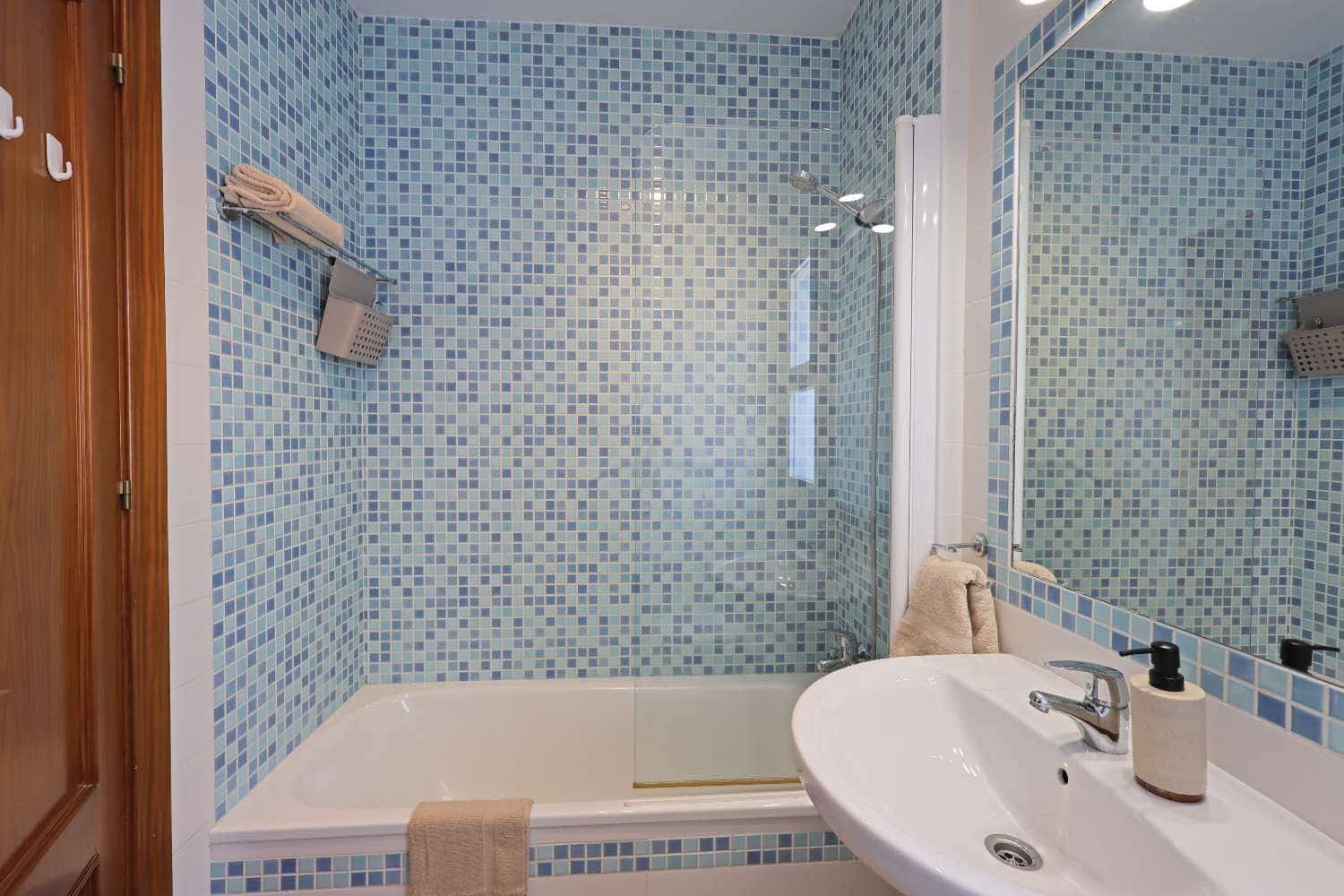 2 bedroom Beach Apartment for sale in Nerja with pool - € 349,000 (Ref: 9833188)