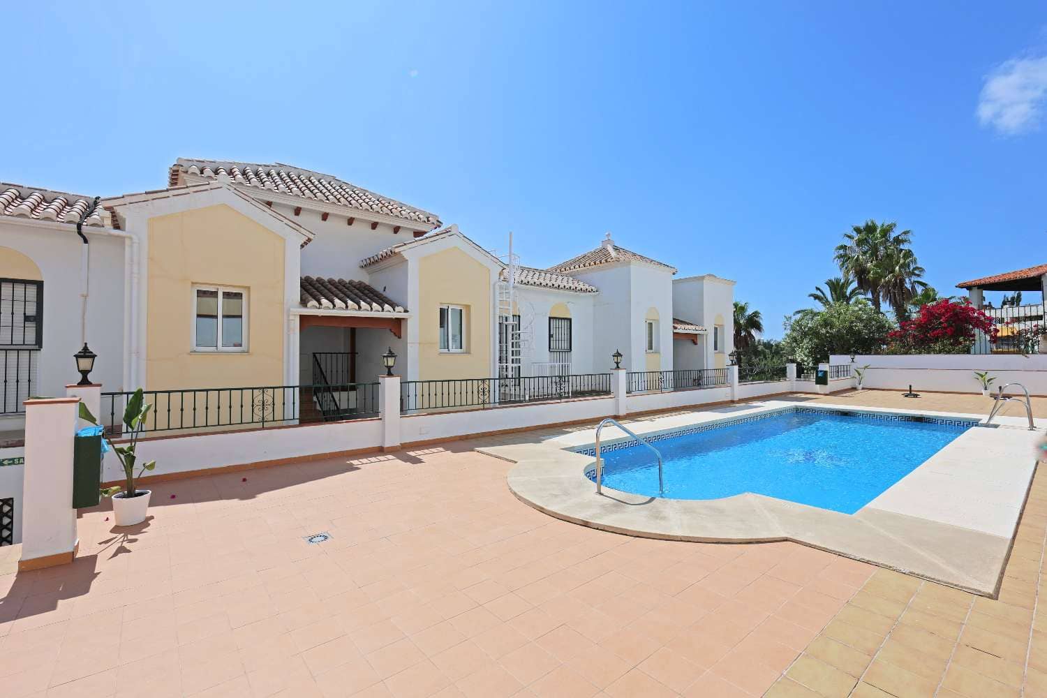 2 bedroom Beach Apartment for sale in Nerja with pool - € 349,000 (Ref: 9833188)