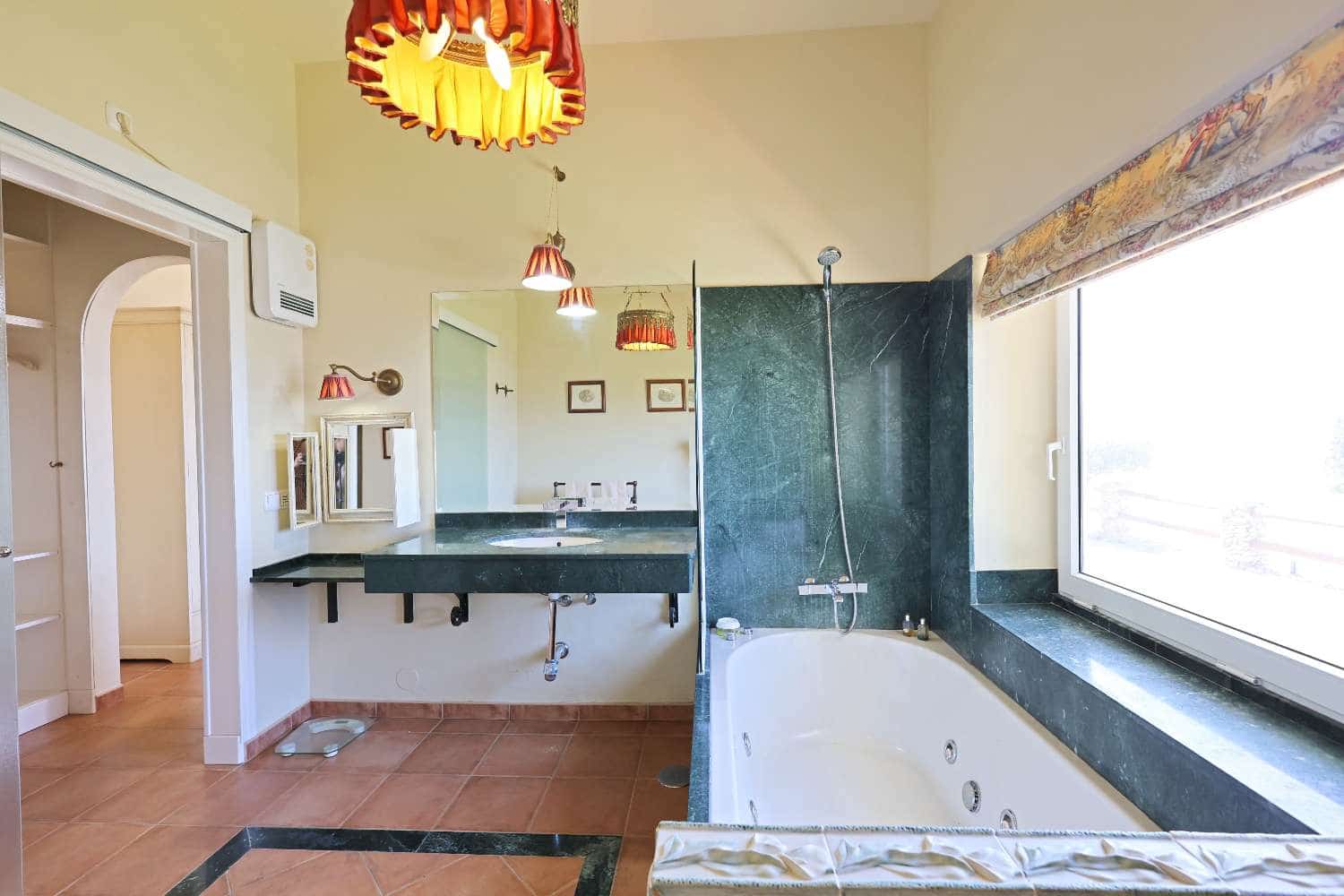 3 Zimmer Villa zu verkaufen in Torrox-Costa mit Pool Garage - 675.000 € (Ref: 9898652)