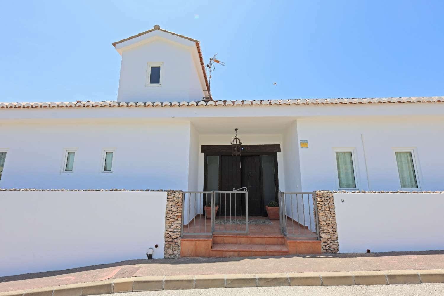 3 Zimmer Villa zu verkaufen in Torrox-Costa mit Pool Garage - 675.000 € (Ref: 9898652)