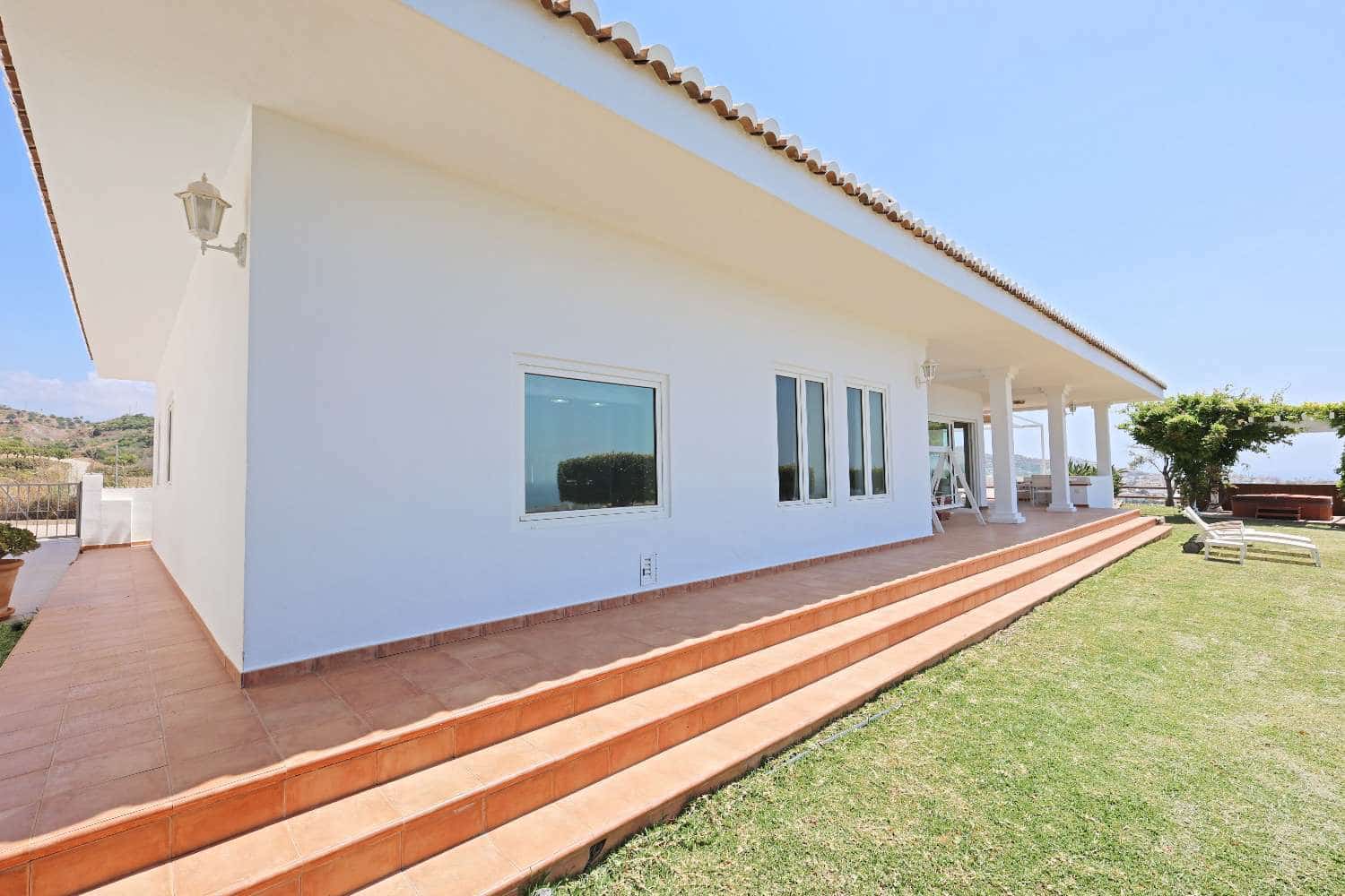 3 Zimmer Villa zu verkaufen in Torrox-Costa mit Pool Garage - 675.000 € (Ref: 9898652)