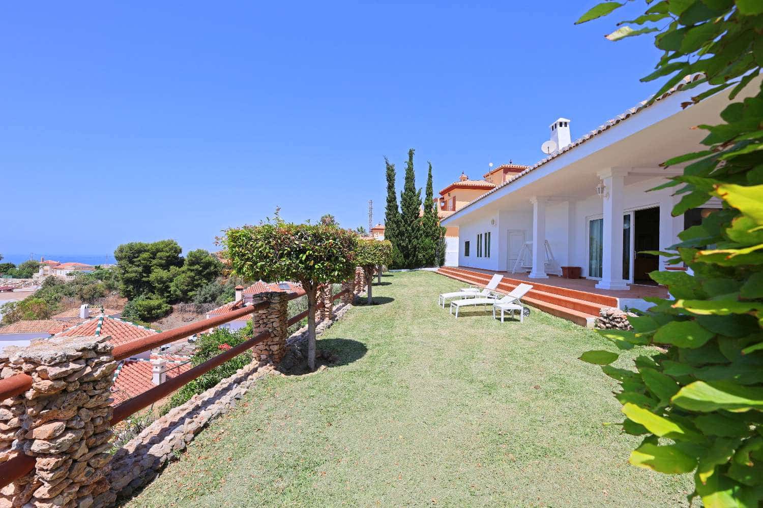 3 Zimmer Villa zu verkaufen in Torrox-Costa mit Pool Garage - 675.000 € (Ref: 9898652)
