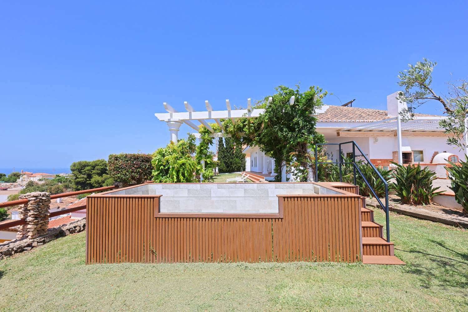 3 Zimmer Villa zu verkaufen in Torrox-Costa mit Pool Garage - 675.000 € (Ref: 9898652)