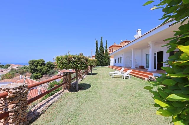 3 Zimmer Villa zu verkaufen in Urbanización Santa Rosa, Torrox mit Pool Garage - 675.000 € (Ref: 9898652)