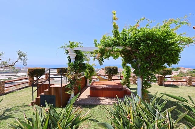 3 Zimmer Villa zu verkaufen in Urbanización Santa Rosa, Torrox mit Pool Garage - 675.000 € (Ref: 9898652)