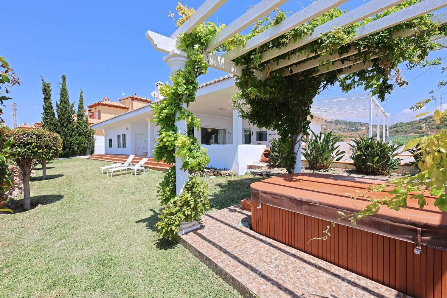 3 Zimmer Villa zu verkaufen in Torrox-Costa mit Pool Garage - 675.000 € (Ref: 9898652)