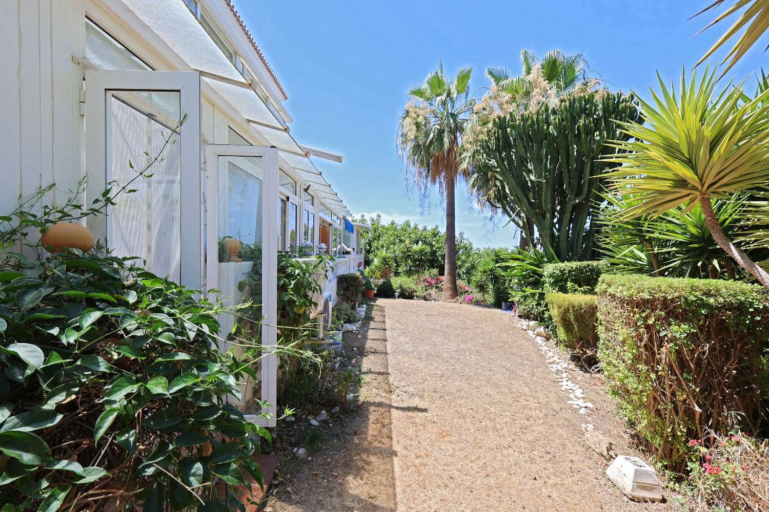 2 soveværelse Strandlejlighed til salg i Torrox Park med swimmingpool - € 229.000 (Ref: 9953647)