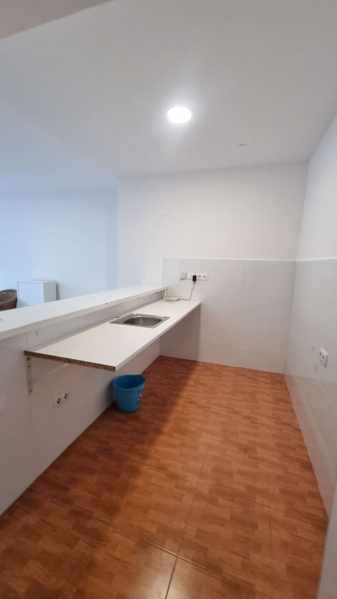 Kaupallinen myytävänä paikassa Marbesa mukana uima-altaan - 240 000 € (Ref: 9801398)