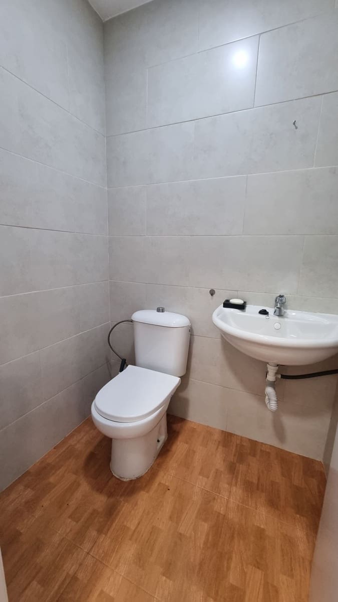 Kaupallinen myytävänä paikassa Marbesa mukana uima-altaan - 240 000 € (Ref: 9801398)