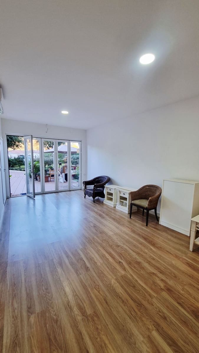 Kaupallinen myytävänä paikassa Marbesa mukana uima-altaan - 240 000 € (Ref: 9801398)