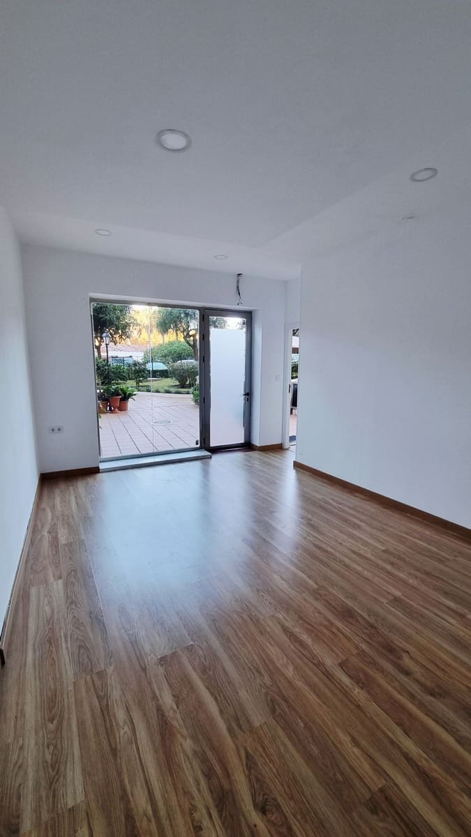 Kaupallinen myytävänä paikassa Marbesa mukana uima-altaan - 240 000 € (Ref: 9801398)