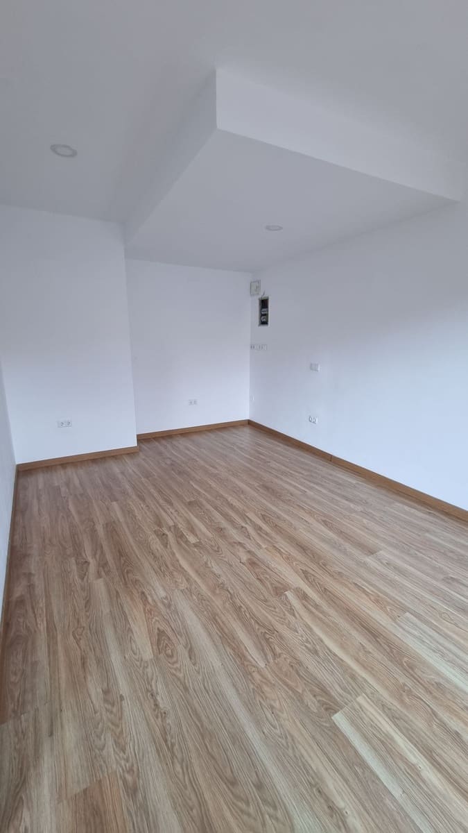 Kaupallinen myytävänä paikassa Marbesa mukana uima-altaan - 240 000 € (Ref: 9801398)