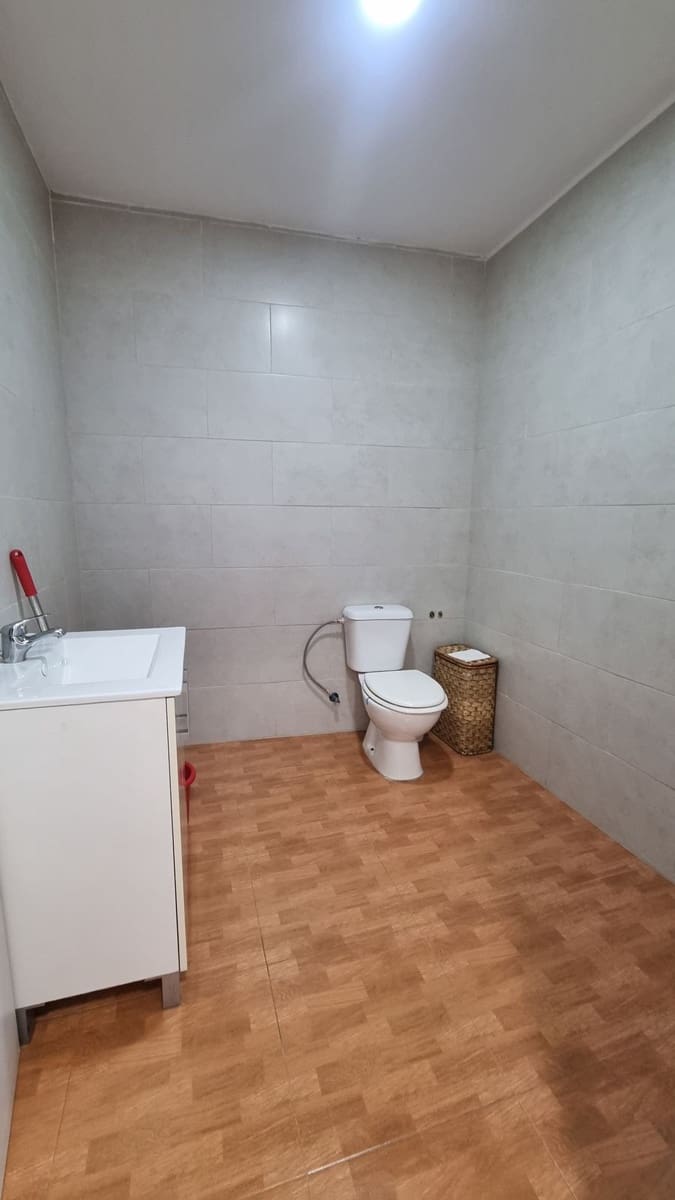 Kaupallinen myytävänä paikassa Marbesa mukana uima-altaan - 240 000 € (Ref: 9801398)