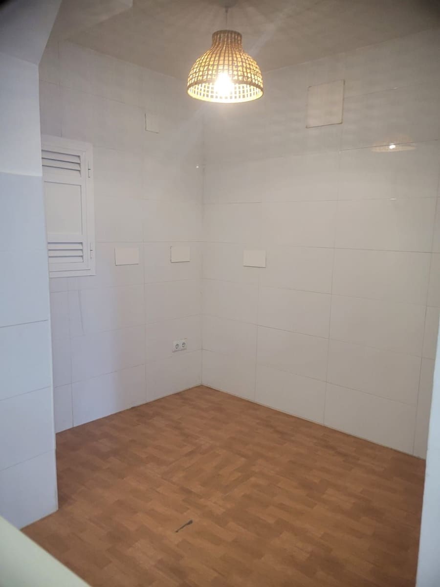 Kaupallinen myytävänä paikassa Marbesa mukana uima-altaan - 240 000 € (Ref: 9801398)