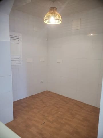 Kaupallinen myytävänä paikassa Marbesa, Marbella mukana uima-altaan - 240 000 € (Ref: 9801398)