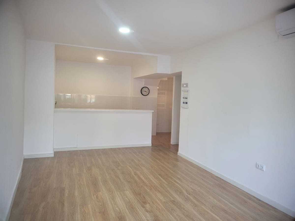 Kaupallinen myytävänä paikassa Marbesa mukana uima-altaan - 240 000 € (Ref: 9801398)