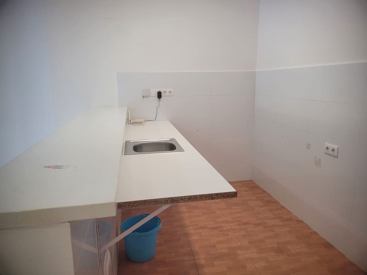 Kaupallinen myytävänä paikassa Marbesa mukana uima-altaan - 240 000 € (Ref: 9801398)