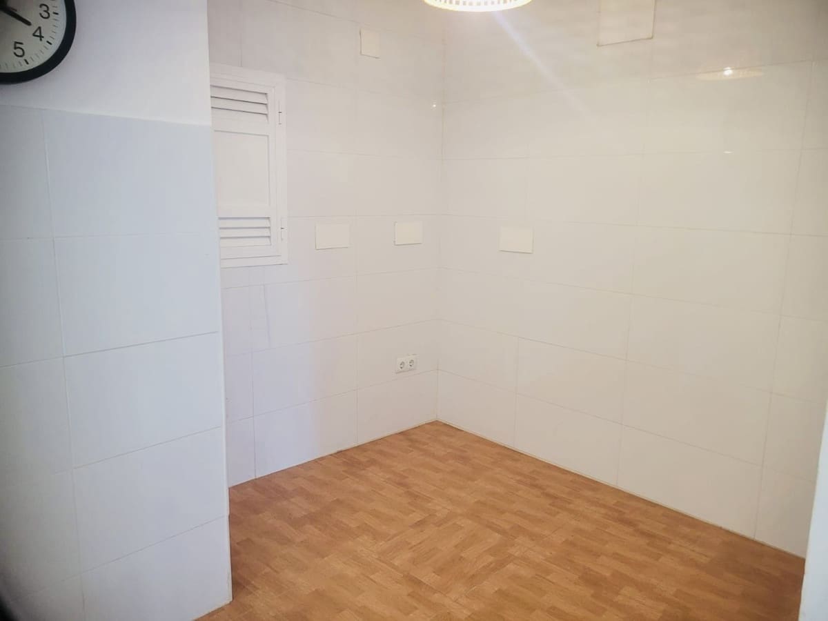 Kaupallinen myytävänä paikassa Marbesa mukana uima-altaan - 240 000 € (Ref: 9801398)