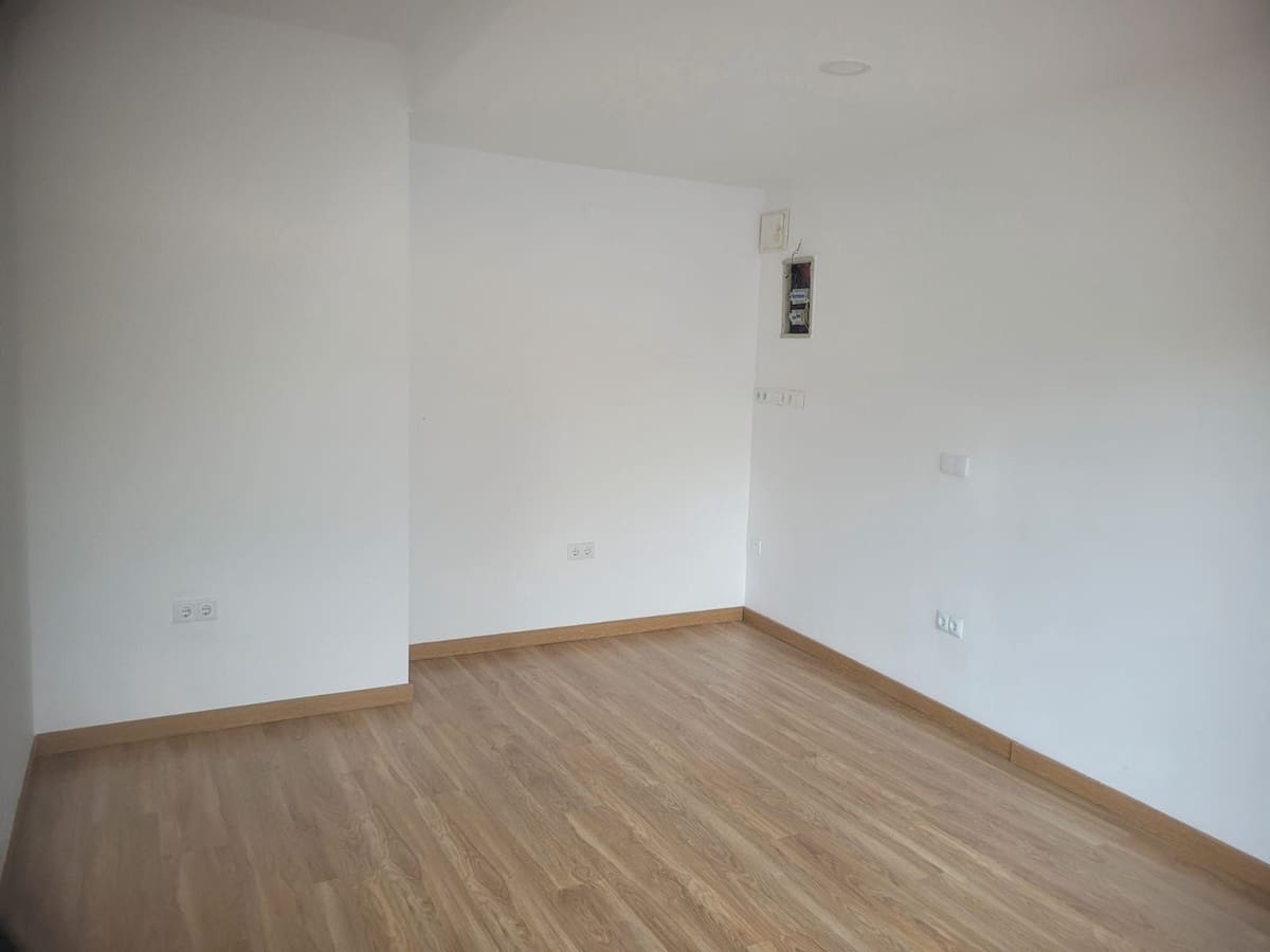 Kaupallinen myytävänä paikassa Marbesa mukana uima-altaan - 240 000 € (Ref: 9801398)