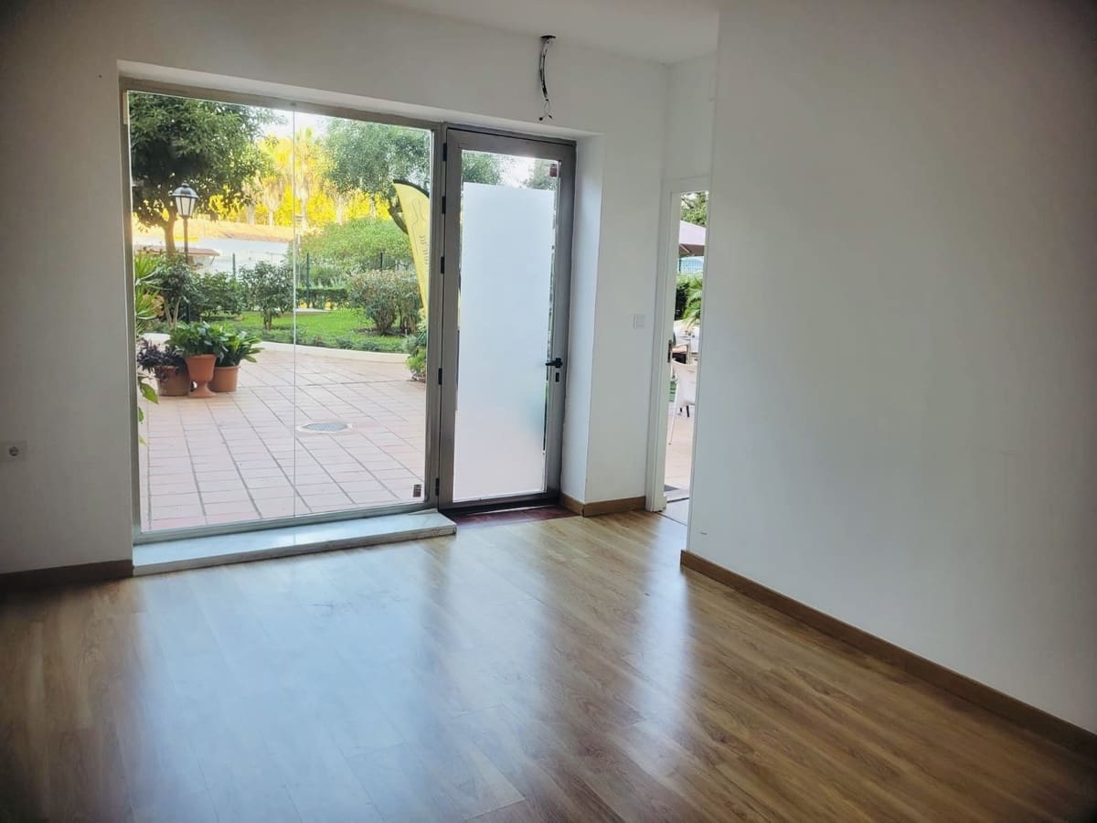 Kaupallinen myytävänä paikassa Marbesa mukana uima-altaan - 240 000 € (Ref: 9801398)