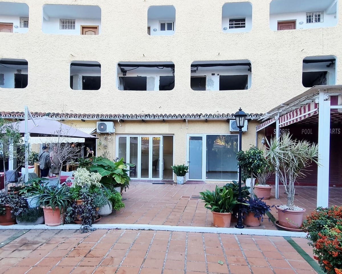 Kaupallinen myytävänä paikassa Marbesa mukana uima-altaan - 240 000 € (Ref: 9801398)